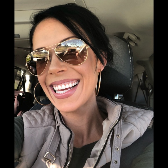 Meet your Posher, Tiffany - Picture 2 of 2